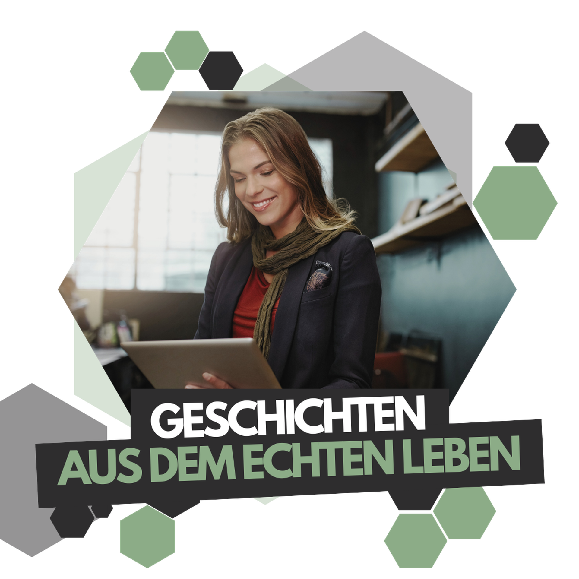 Frau mittleren Alters steht in der Küche und liest etwas auf dem Tablet