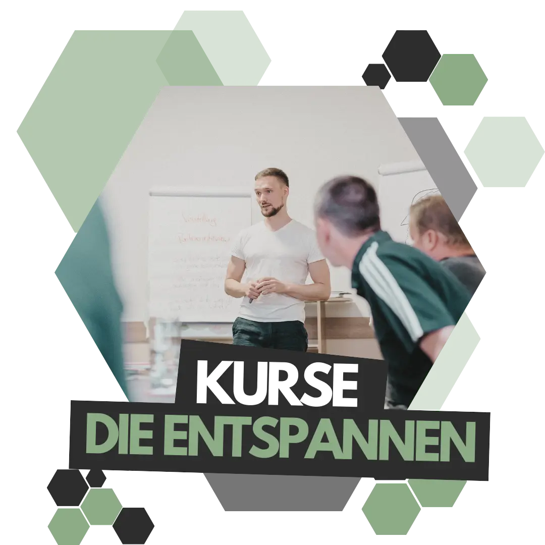 Johannes wird in einem Kurs mit mehreren Teilnehmenden abgebildet.