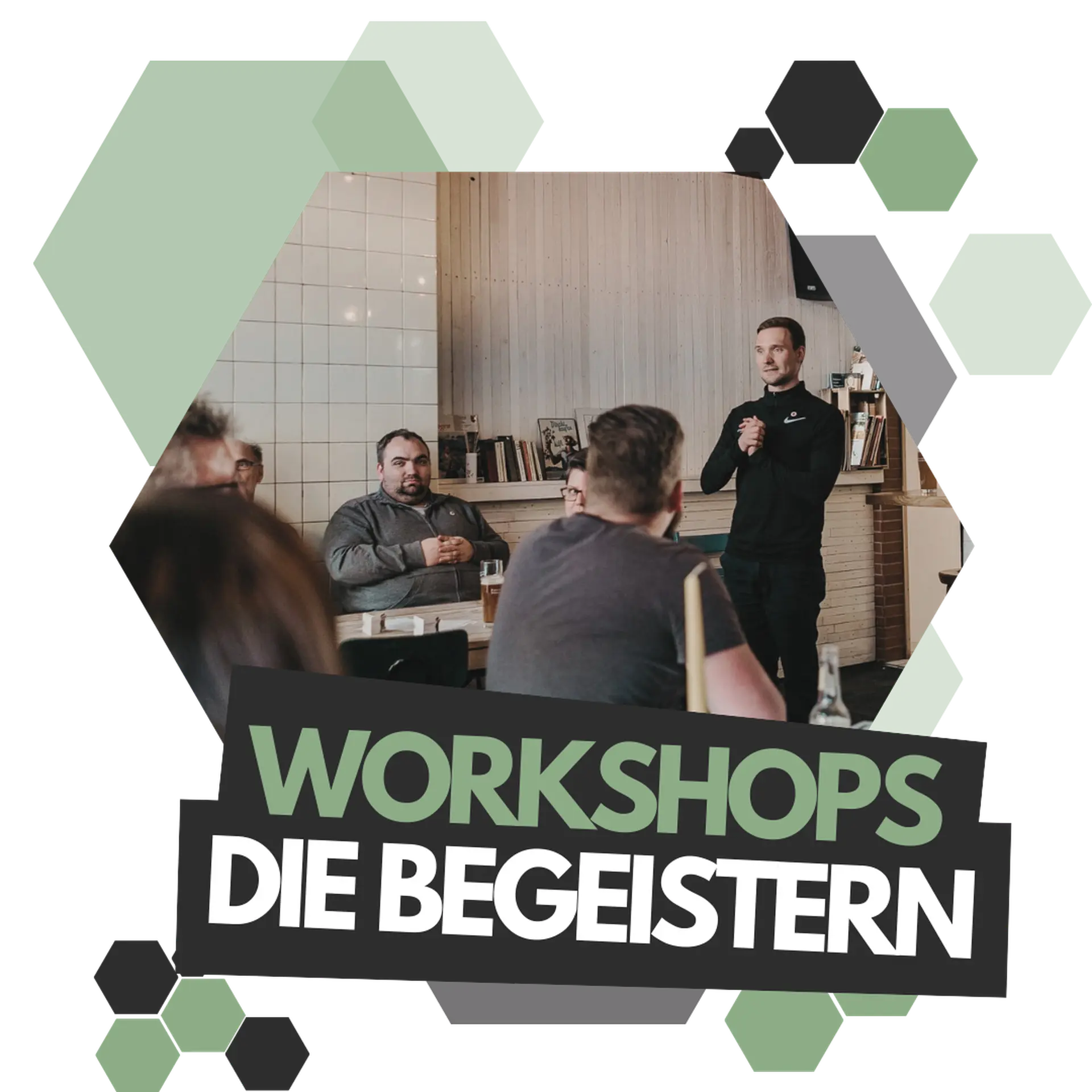 Johannes steht vor einer Gruppe von Menschen und leitet eine Übung an