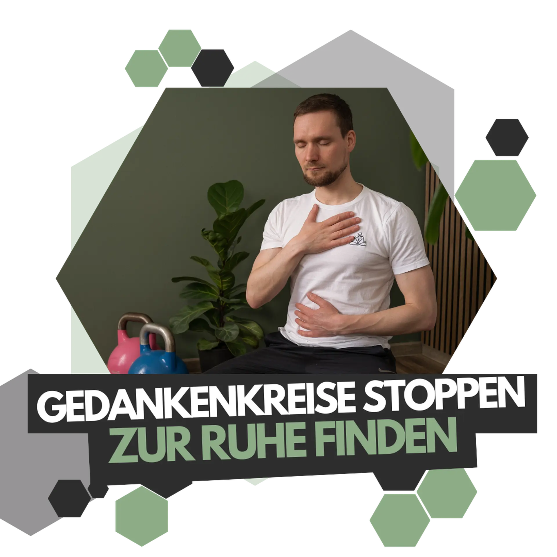 Johannes während dem autogenen Training im Schneidersitz. Augen geschlossen und hält sich den Oberkörper.