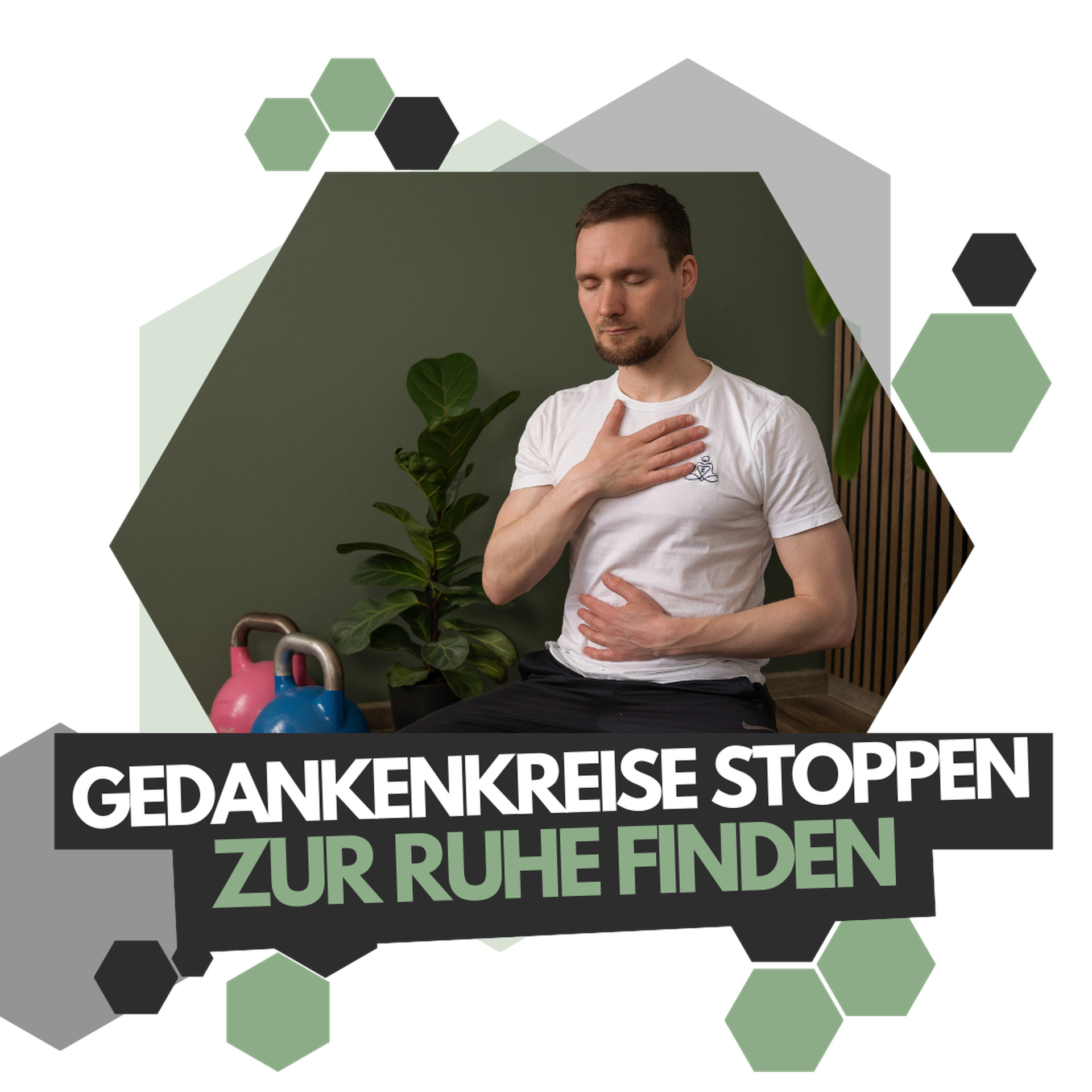 Johannes während dem autogenen Training im Schneidersitz. Augen geschlossen und hält sich den Oberkörper.