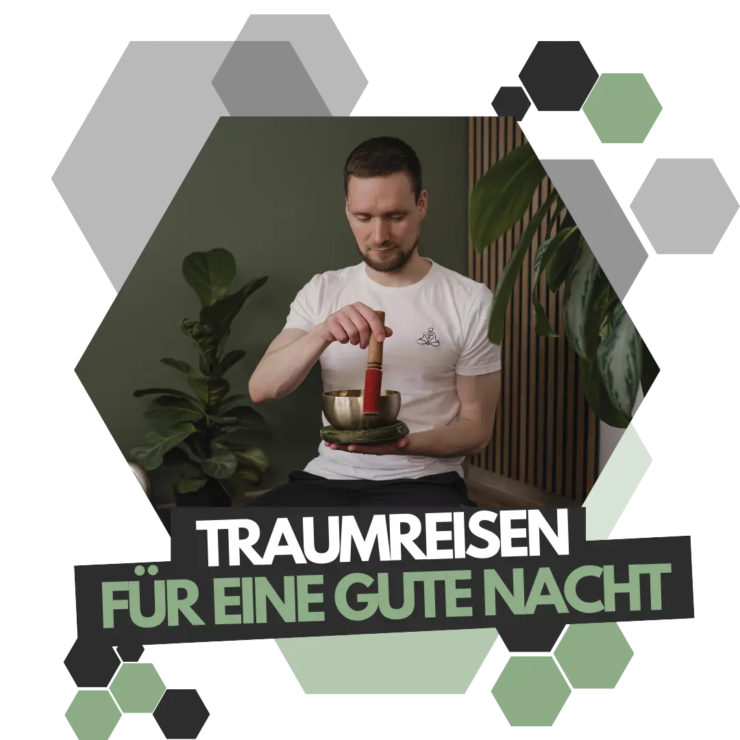 Johannes im Schneidersitz mit einer Klangschale