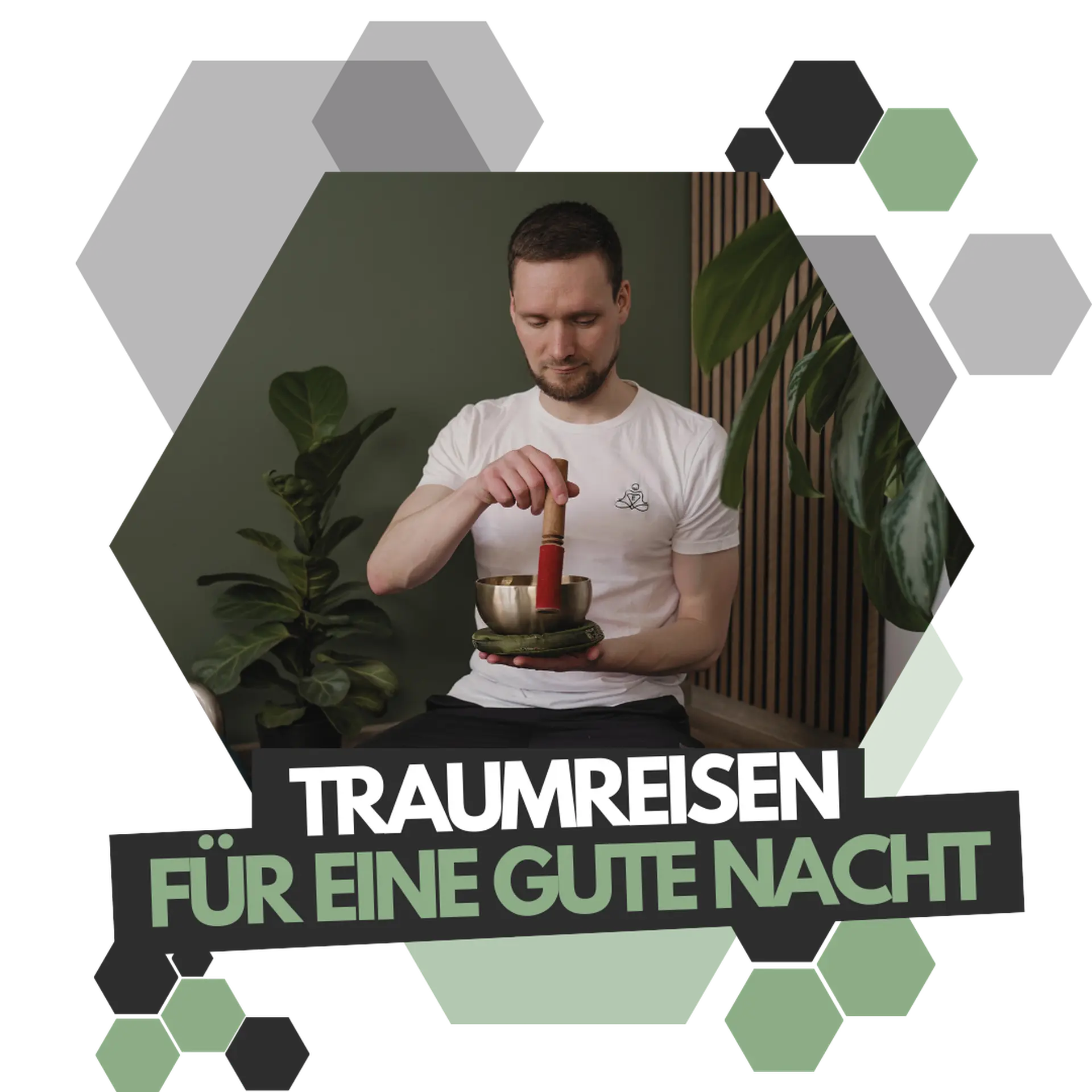 Johannes im Schneidersitz mit einer Klangschale