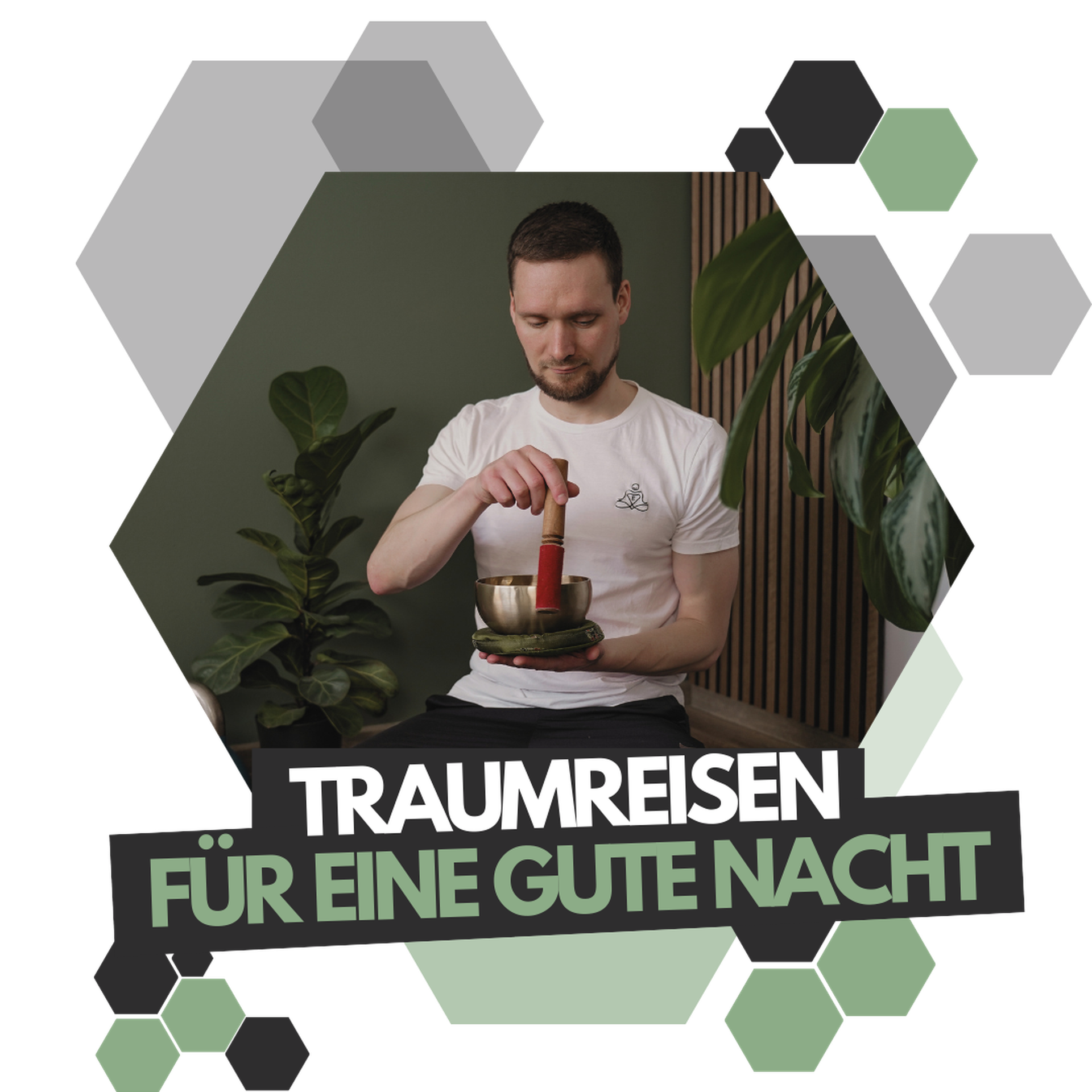 Johannes im Schneidersitz mit einer Klangschale