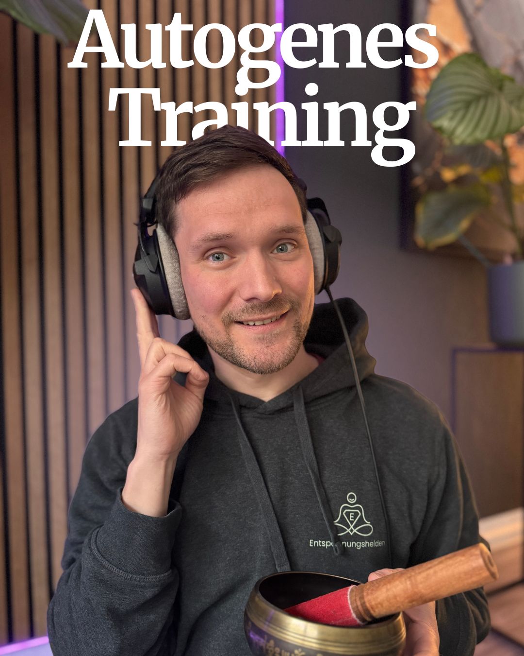 Man in headphones holds a singing bowl, wearing a hoodie with "Entspannunghelden" logo, with "Autogenes Training" text above.
