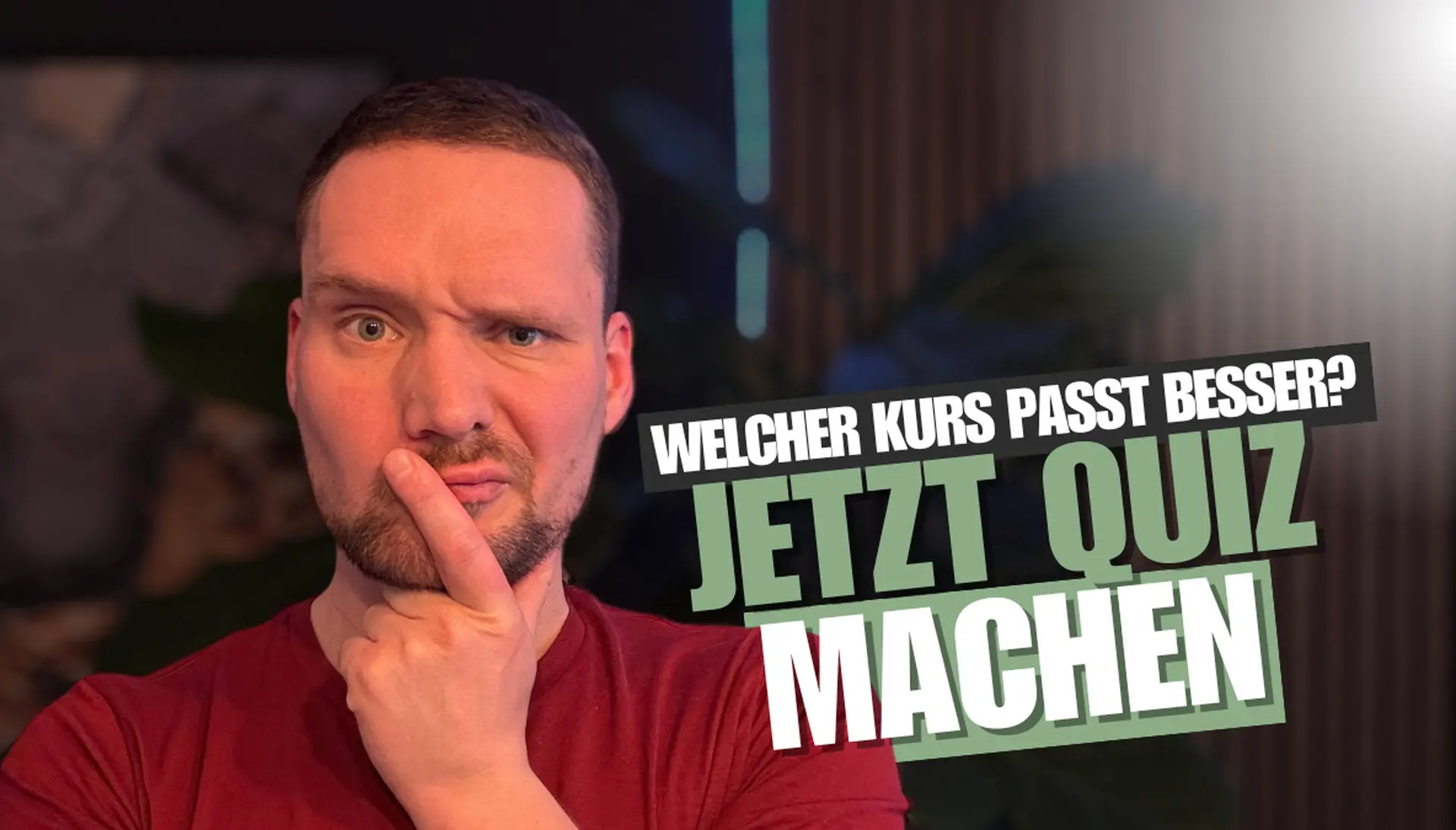 Johannes in nachdenklicher Pose mit Finger am Kinn - Quizankündigung im Text