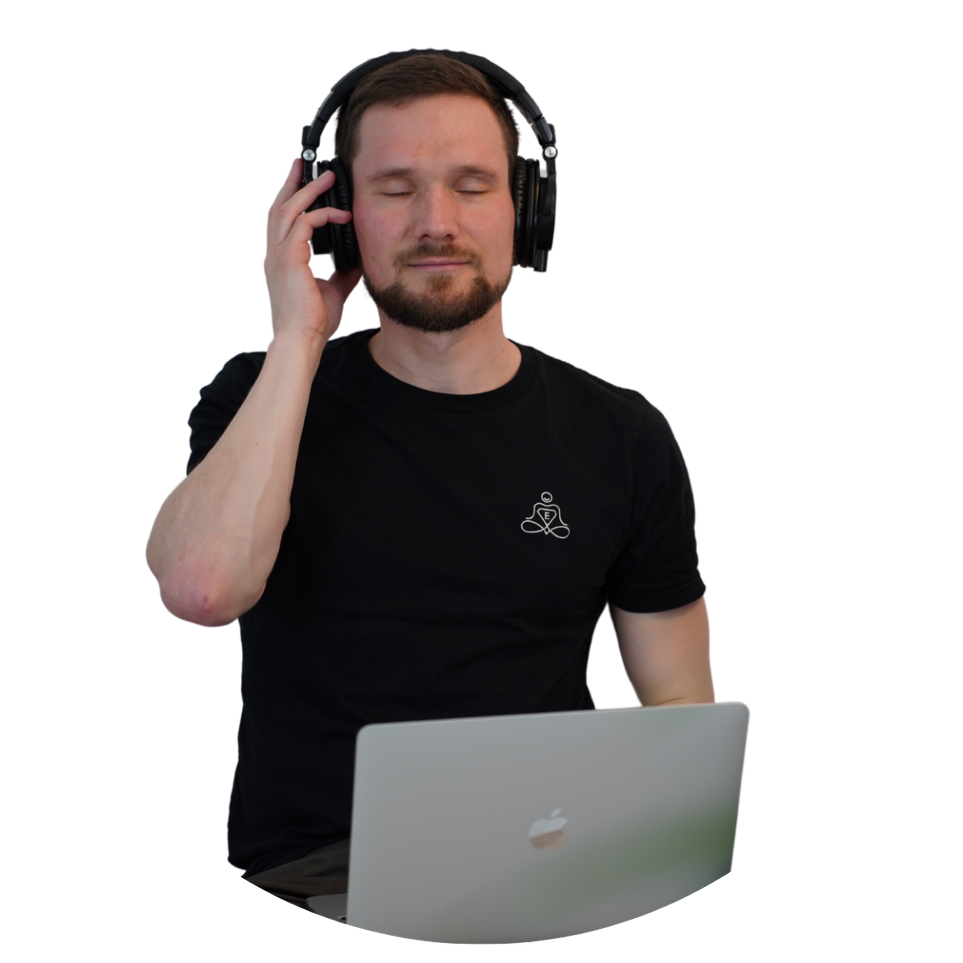 Johannes mit Kopfhörern und Laptop beim Podcast-Recording - Entspannungshelden Podcast