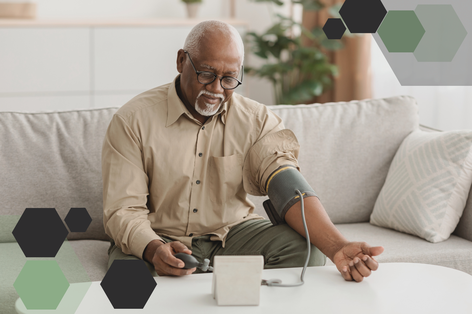 Ein Mann misst seinen Blutdruck