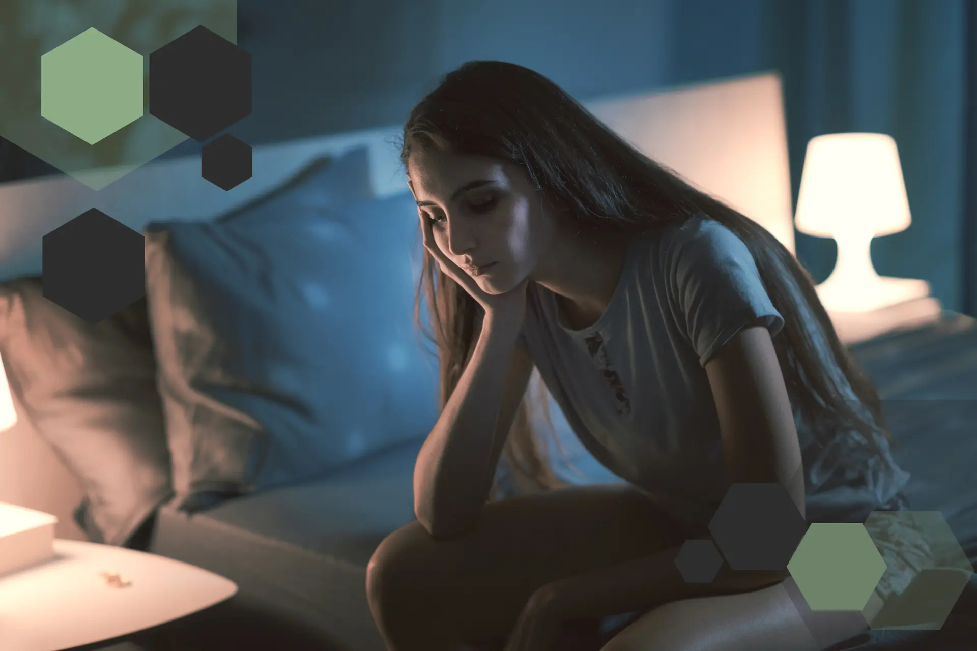 Eine Frau sitzt verzweifelnd am Bett