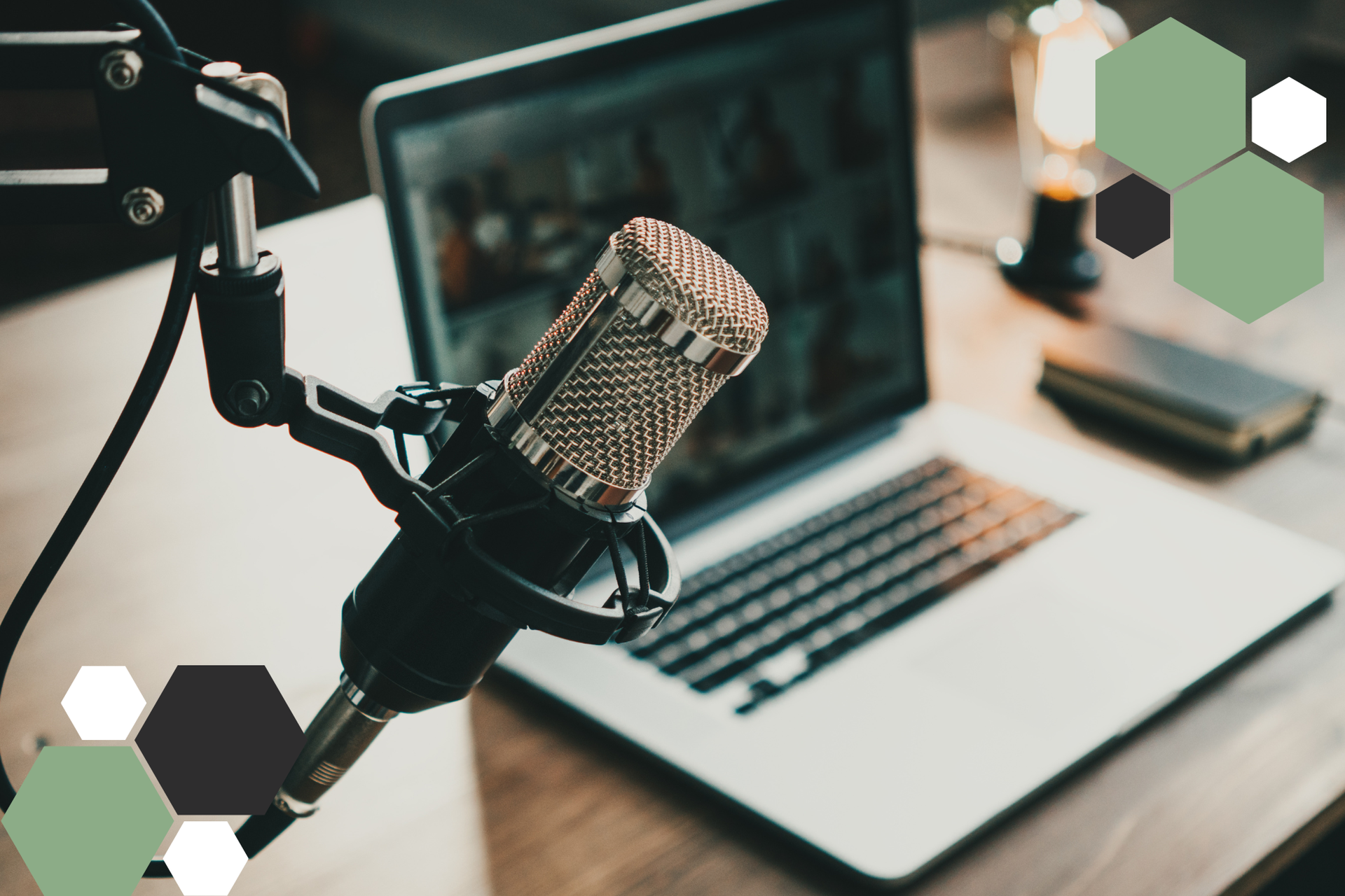 Ein Laptop und ein Mikrofon auf einem Tisch
