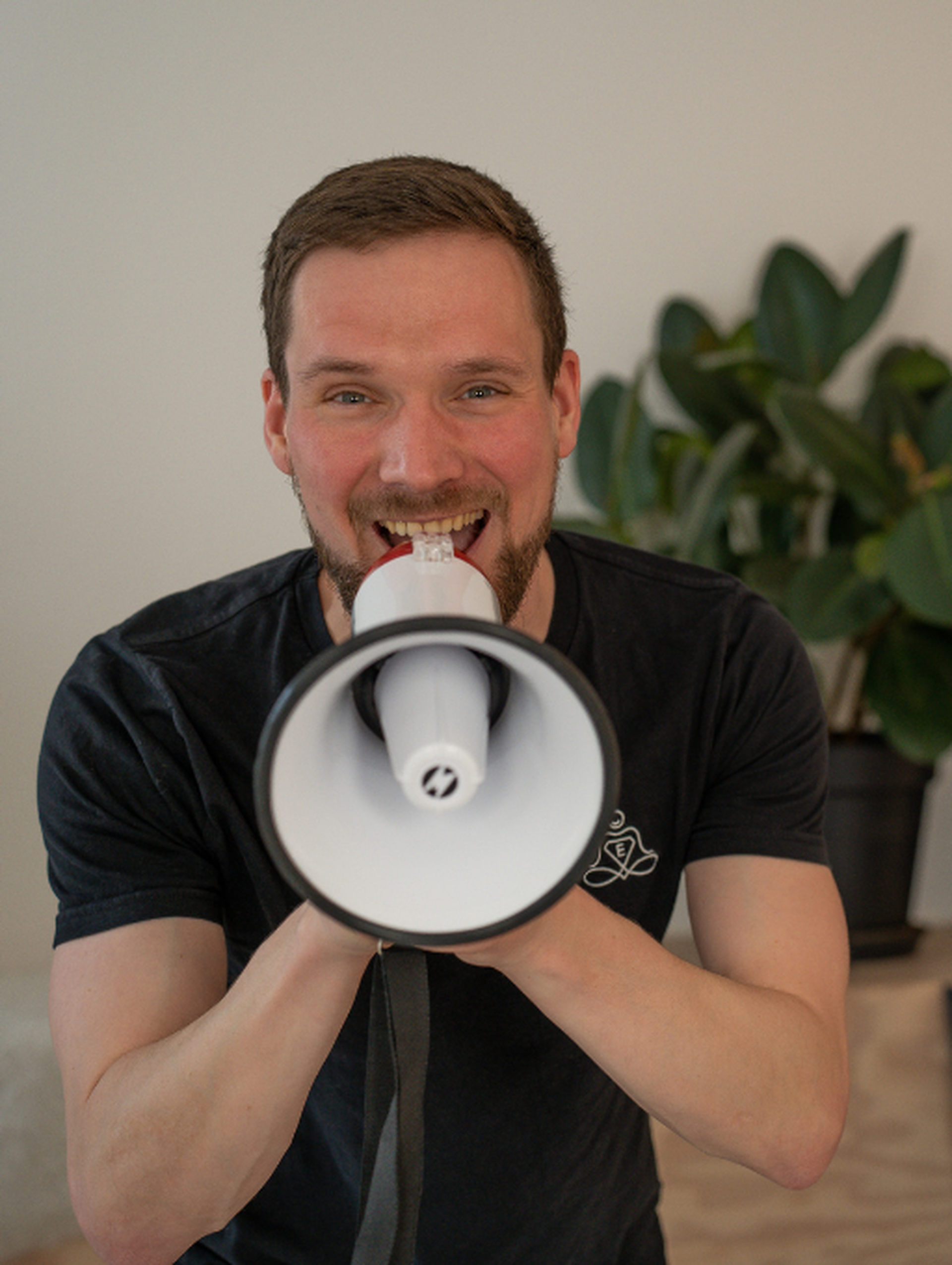 Johannes ruft enthusiastisch ins Megafon