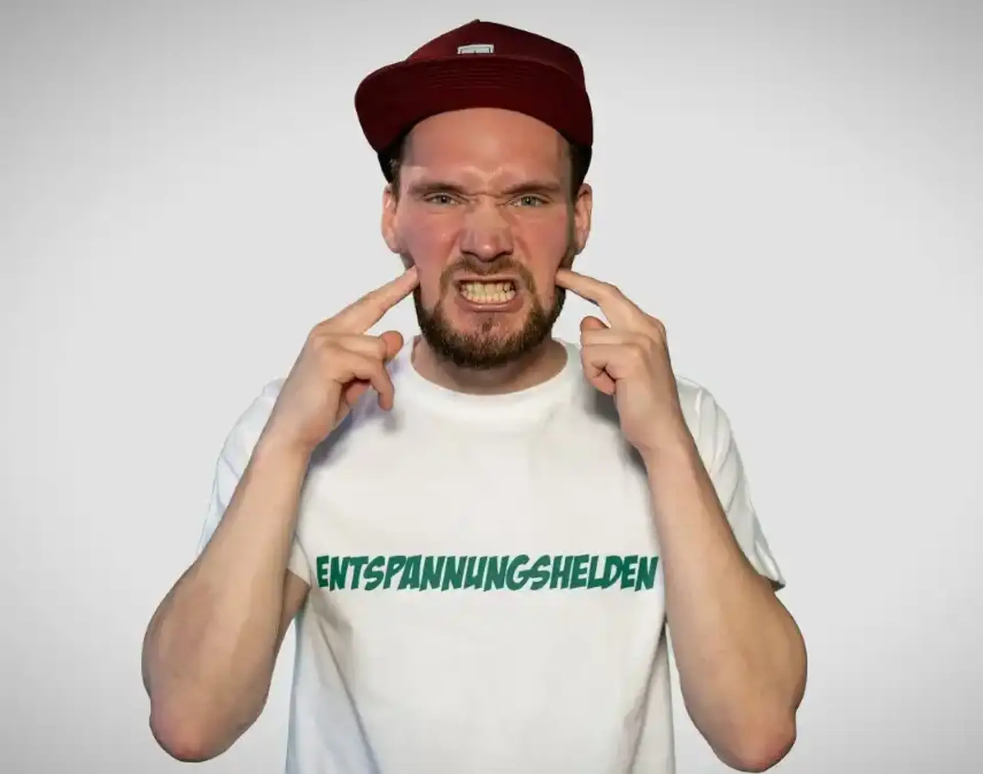 Johannes zeigt gestresste Mimik - Entspannungshelden Trainer demonstriert Stress vor Entspannung