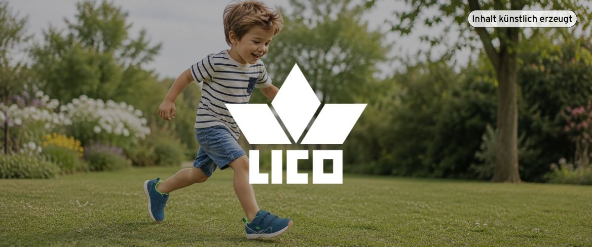 Ein kleiner Junge in einem gestreiften Hemd und blauen Shorts rennt fröhlich über das Gras in einem Garten. Das Logo der Marke LICO überlagert das Bild. Das Bild wurde künstlich mit ChatGPT erstellt.