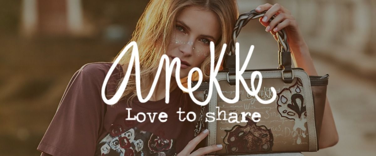 Eine Frau posiert mit einer Tasche von anekke. Im Vordergrund ist das Logo der Marke anekke.