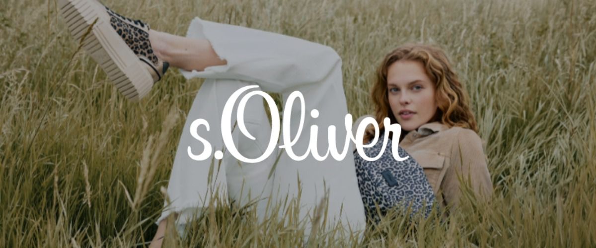 Eine Frau liegt auf einer Wiese und trägt eine braune Jacke, eine weiße Hose und Sneakers mit Leopardenmuster. Das Logo der Marke s.Oliver überlagert das Bild.