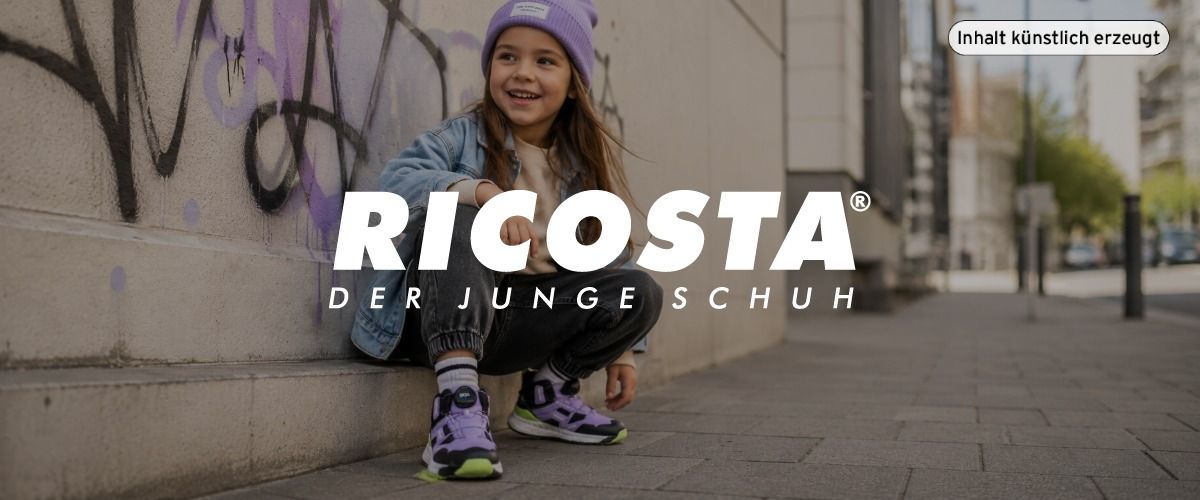 Ein Kind mit einer lila Mütze sitzt lächelnd neben einer mit Graffiti besprühten Wand. Das Logo der Marke RICOSTA überlagert das Bild. Das Bild wurde künstlich mit ChatGPT erzeugt.