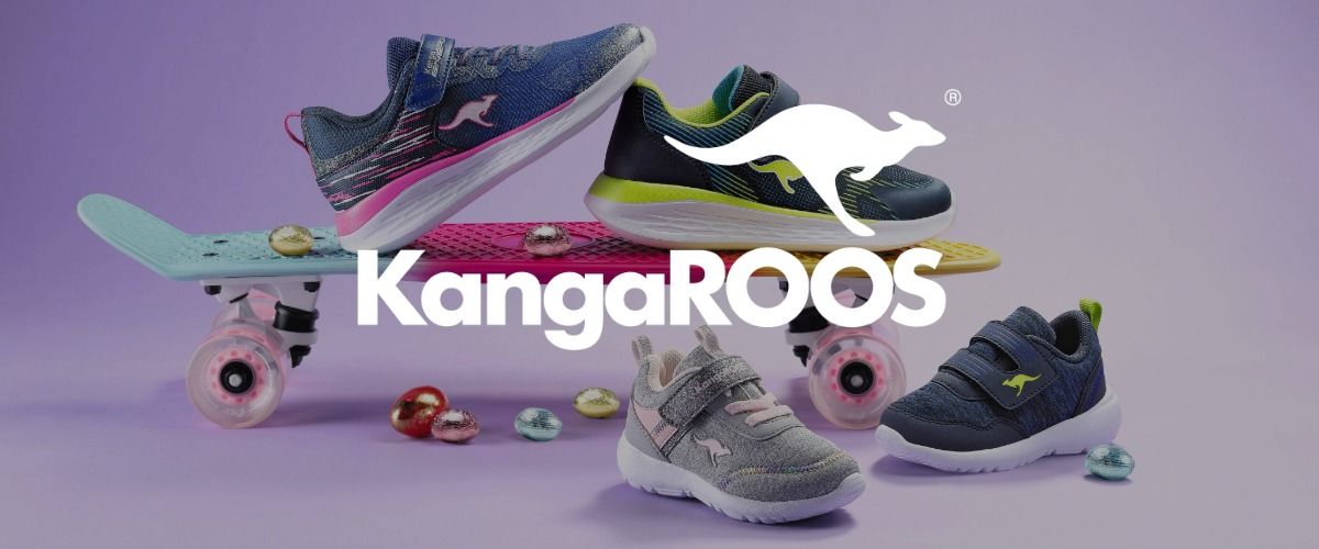 Vier Paar KangaROOS-Schuhe auf einem bunten Skateboard mit Süßigkeiten, vor einem violetten Hintergrund. Das Logo der Marke KangaROOS überlagert das Bild.