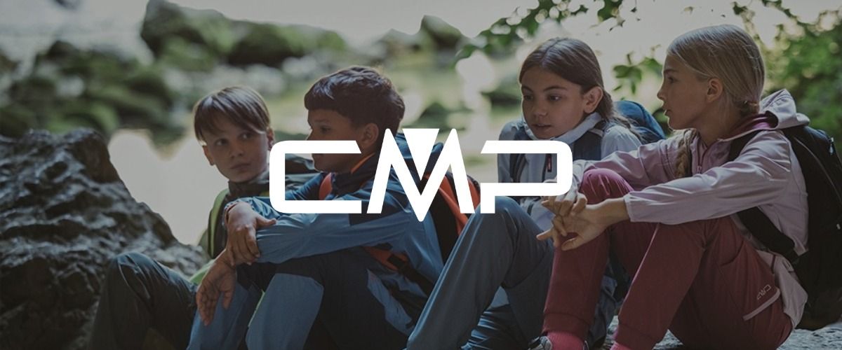 Vier Kinder in Outdoor-Kleidung sitzen auf Felsen und unterhalten sich. Das Logo der Marke CMP überlagert das Bild.