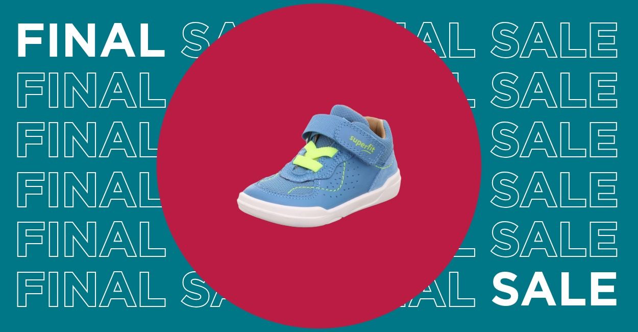 Blauer Kindersneaker mit grünen Schnürsenkeln und Klettverschluss, mit dem Schriftzug „superfit“ vor einem roten Kreis. Im Hintergrund steht „Final Sale“.