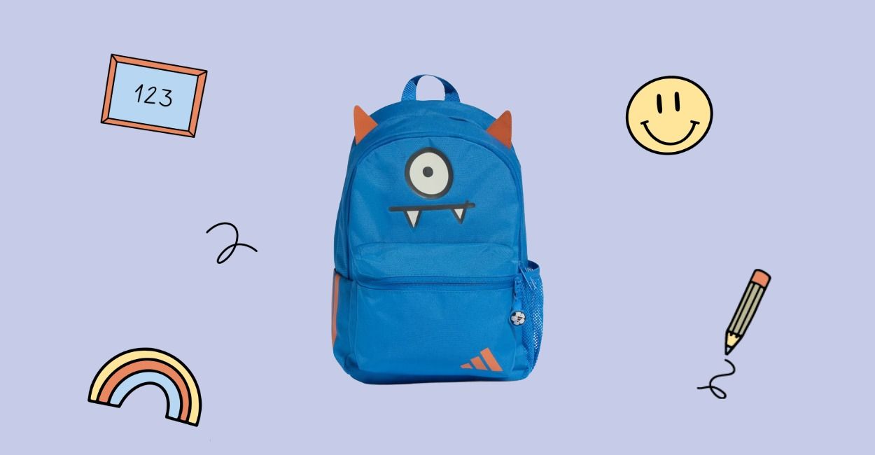Blauer Rucksack mit dem Gesicht eines Comic-Monsters, das ein Auge, Reißzähne und orangefarbene Ohren hat. Daneben sind ein Smiley, ein Bleistift, eine Tafel und ein Regenbogen abgebildet.