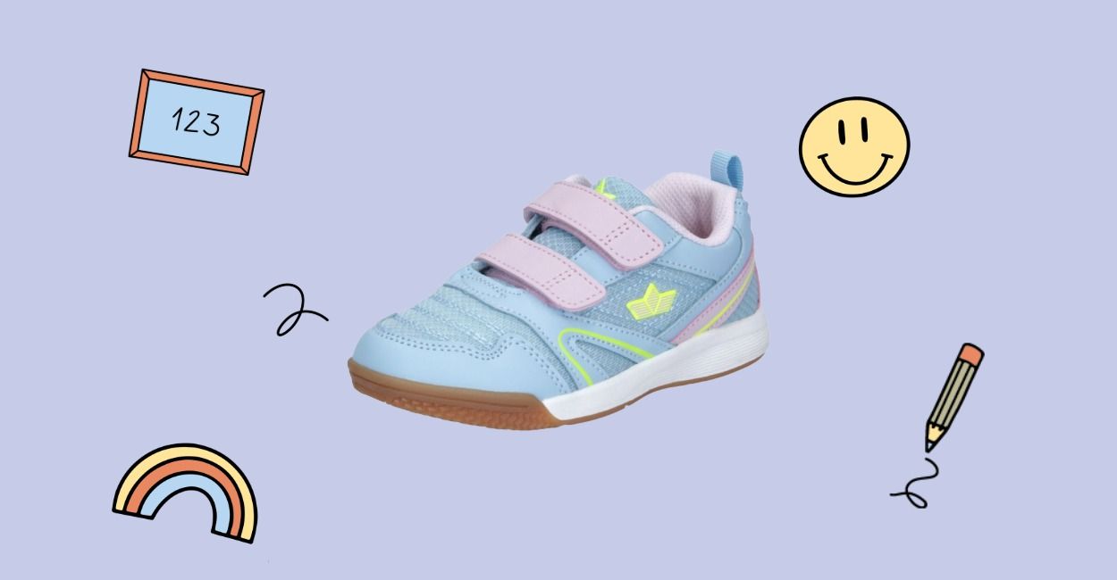 Blauer Kindersneaker mit rosa Riemen und einem gelben Logo, umgeben von verspielten Kritzeleien wie einem Smiley, einem Regenbogen, einem Bleistift und Zahlen.