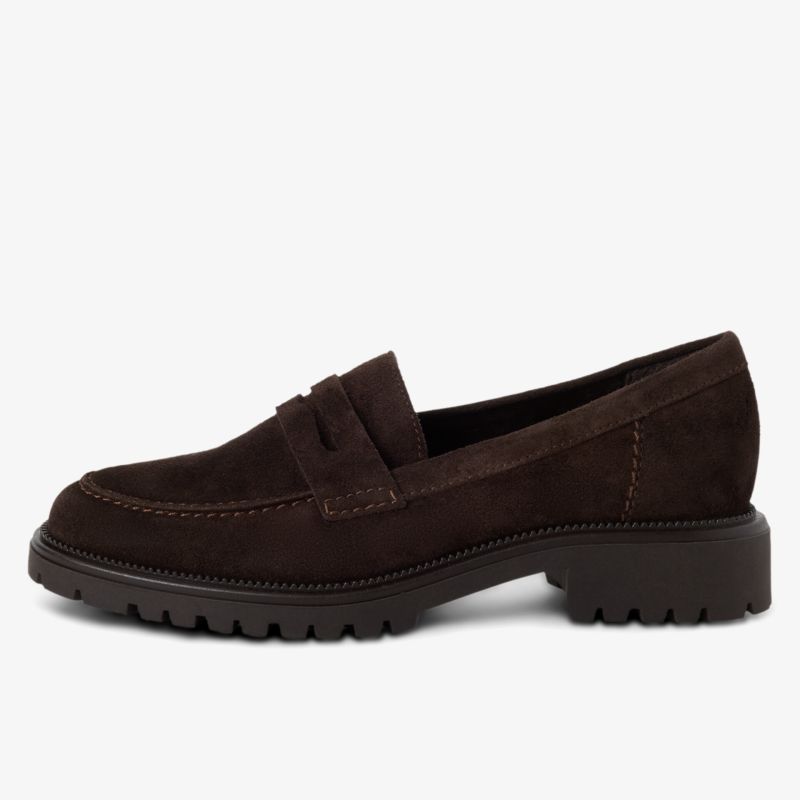 Dunkelbrauner Loafer mit einer markanten Profilsohle, klassischem Penny-Slot und sichtbaren Ziernähten.
