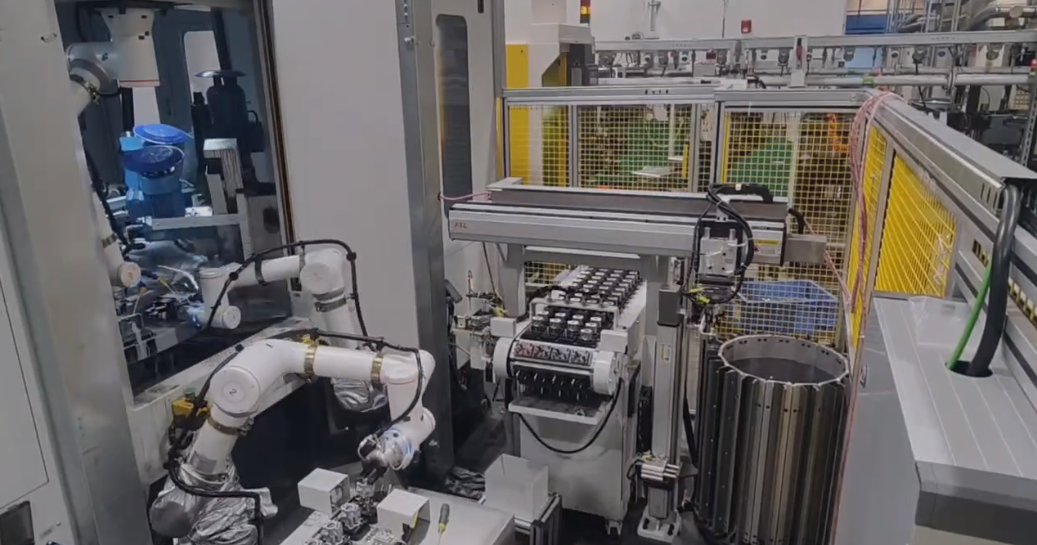 Flexible Manufacturing Cell with FR5-FR3 Handover System