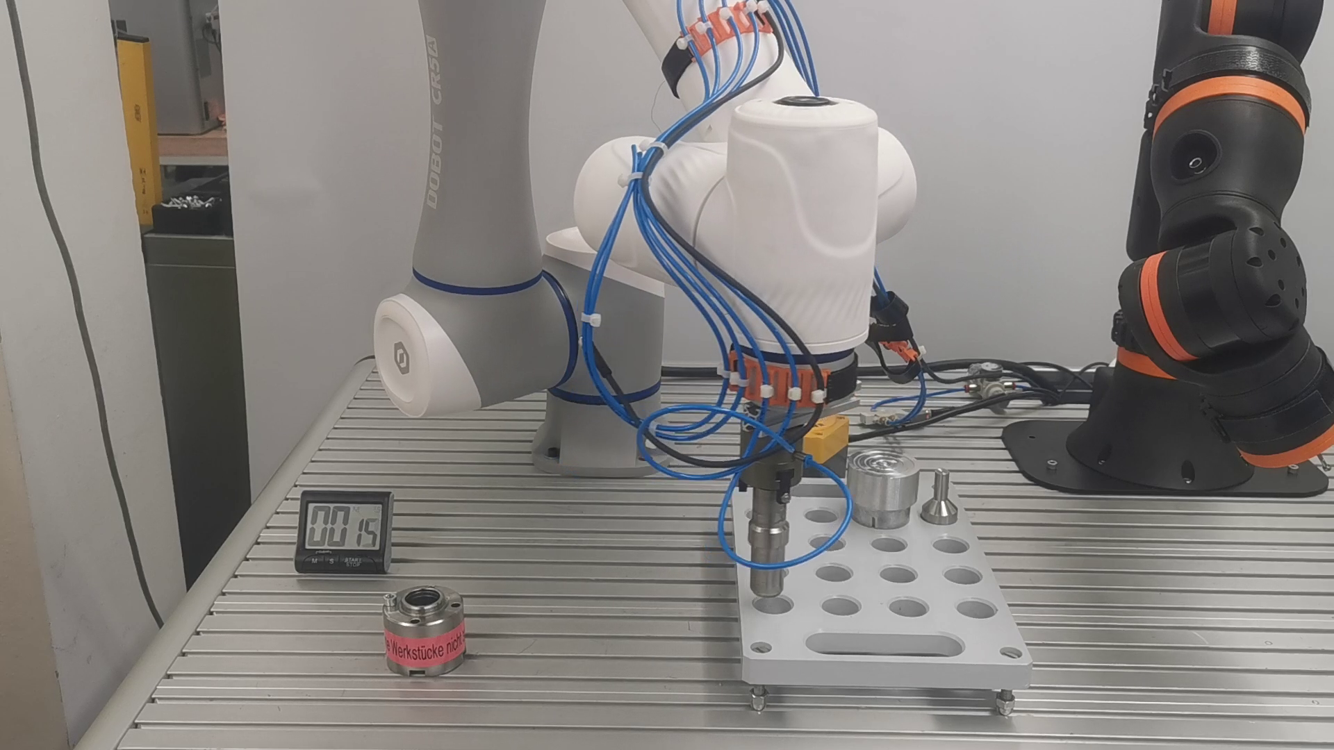 Customer pick and place application test with cobot