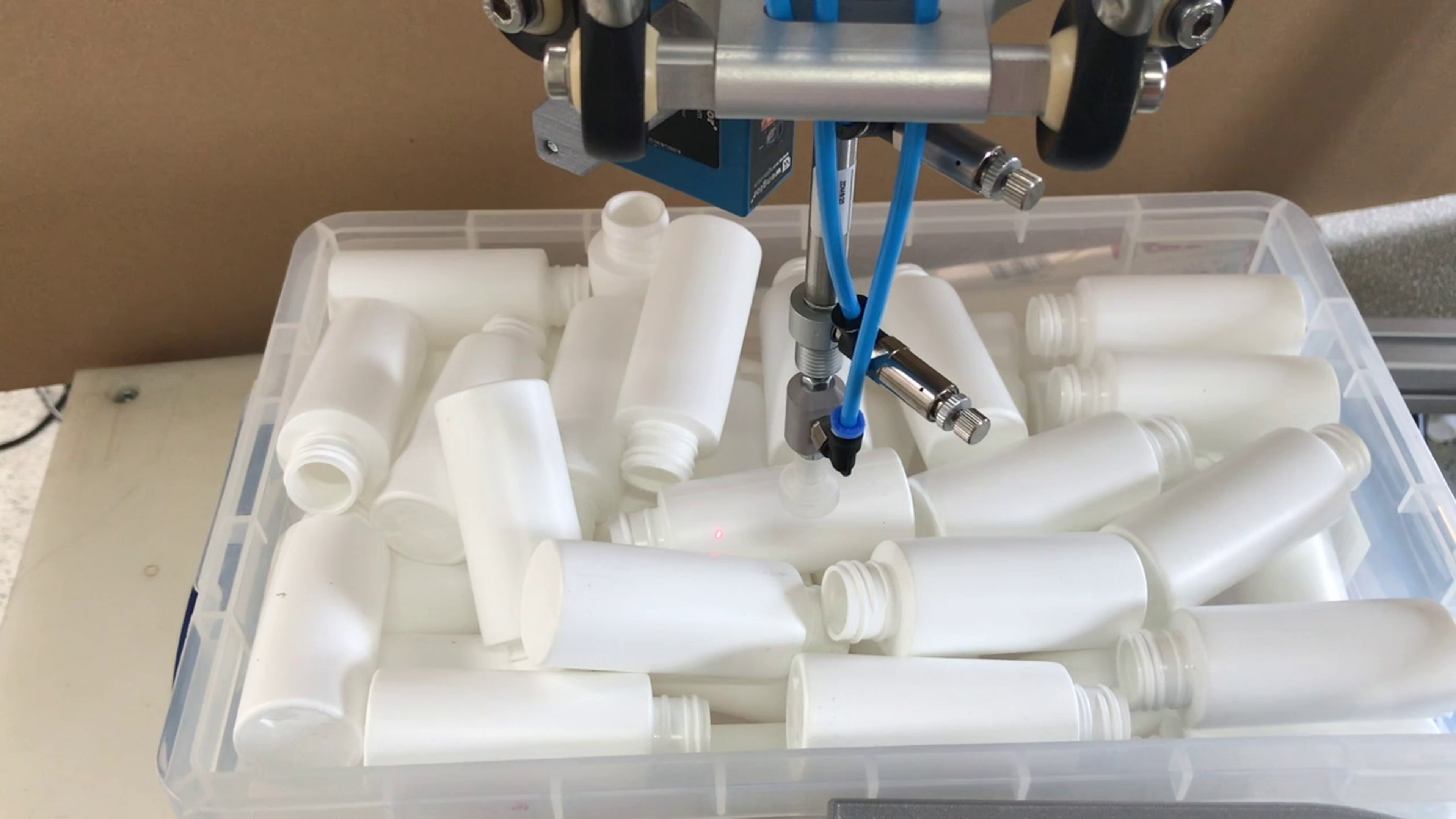 Filling line for processing plastic bottles