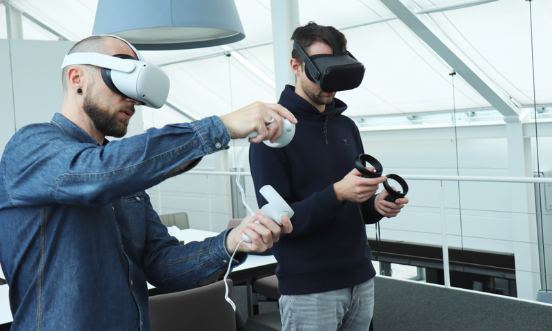 Zwei Personen nutzen VR Brille