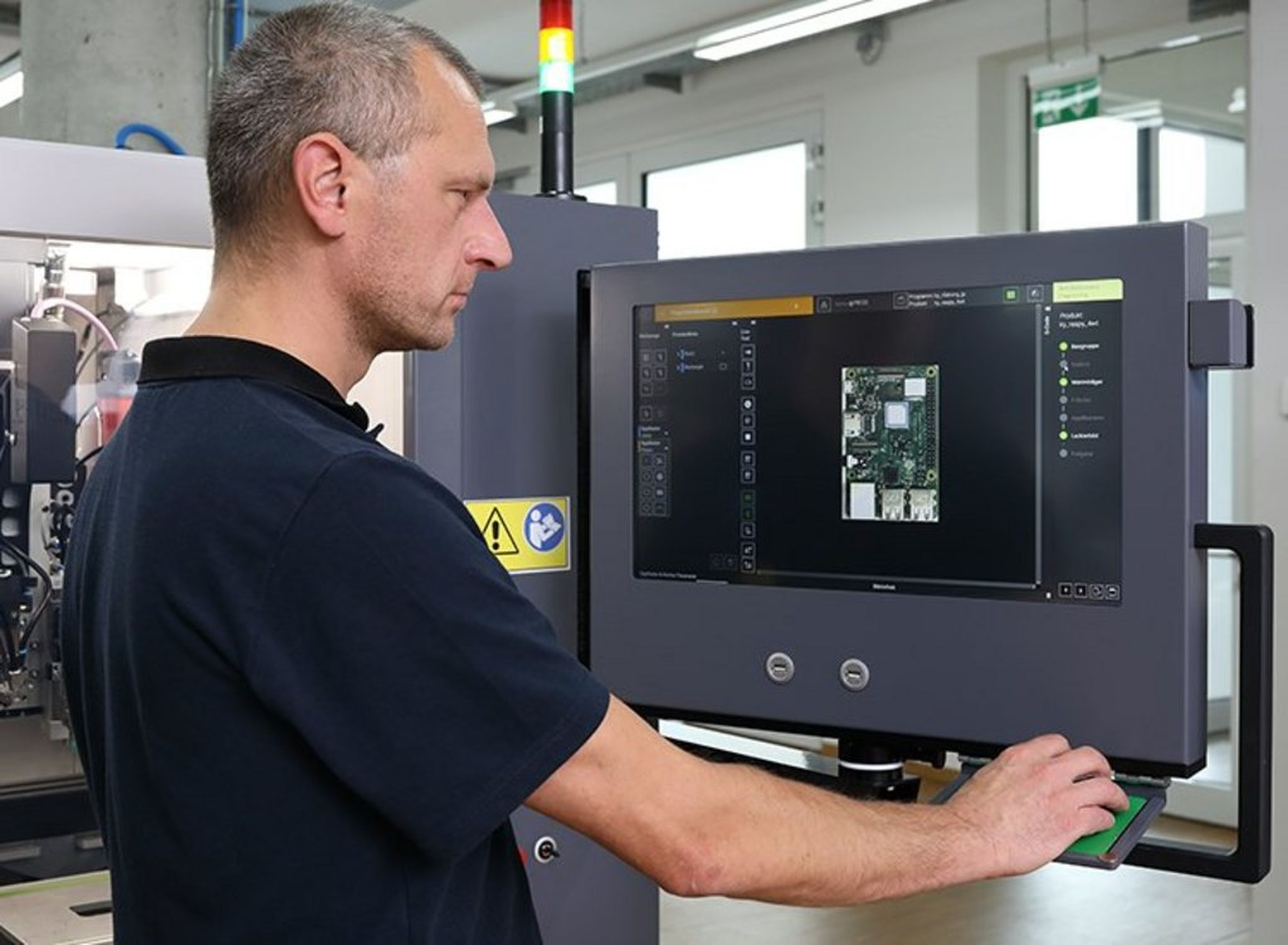 Ein Mann bedient das Vicon Gerät.