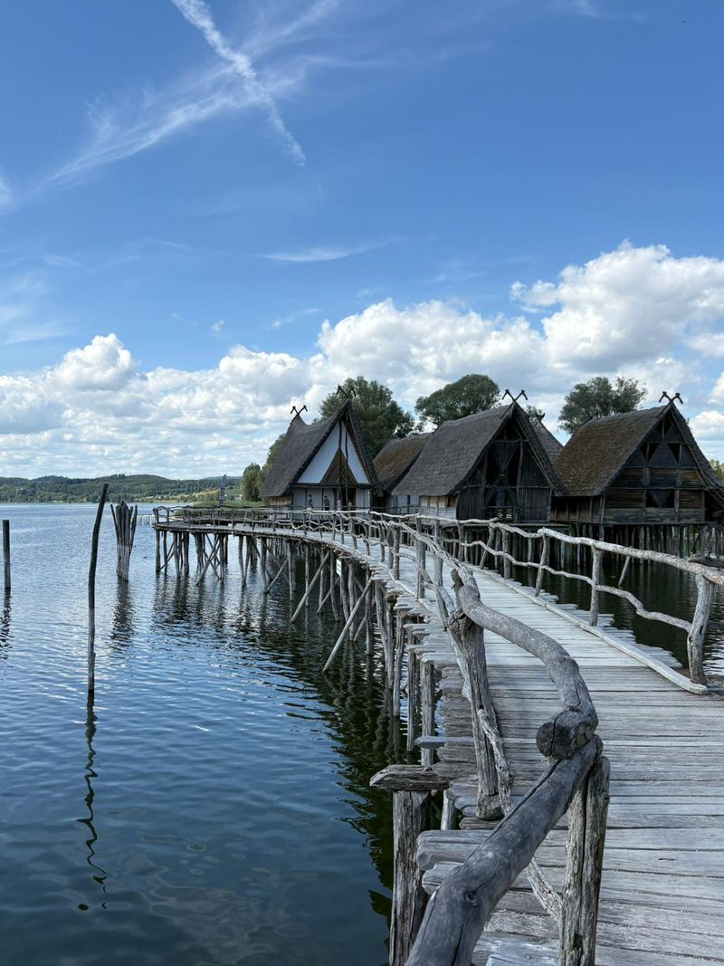 Bild von den Pfahlbauten.