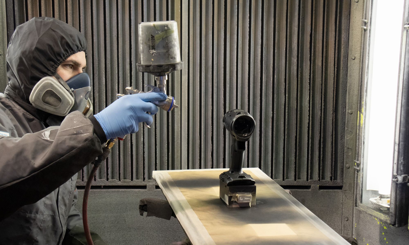 Mann mit Atemmaske lackiert Produkt