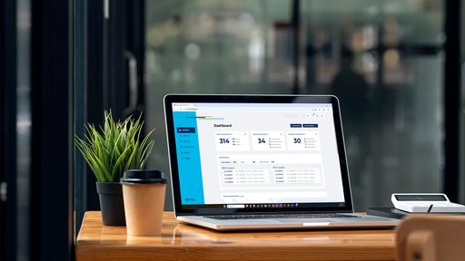 A laptop is sitting on a table, and on the screen you can see the Röhlig Realtime dashboard.