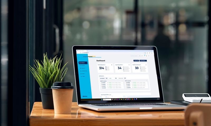 A laptop is sitting on a table, and on the screen you can see the Röhlig Realtime dashboard.