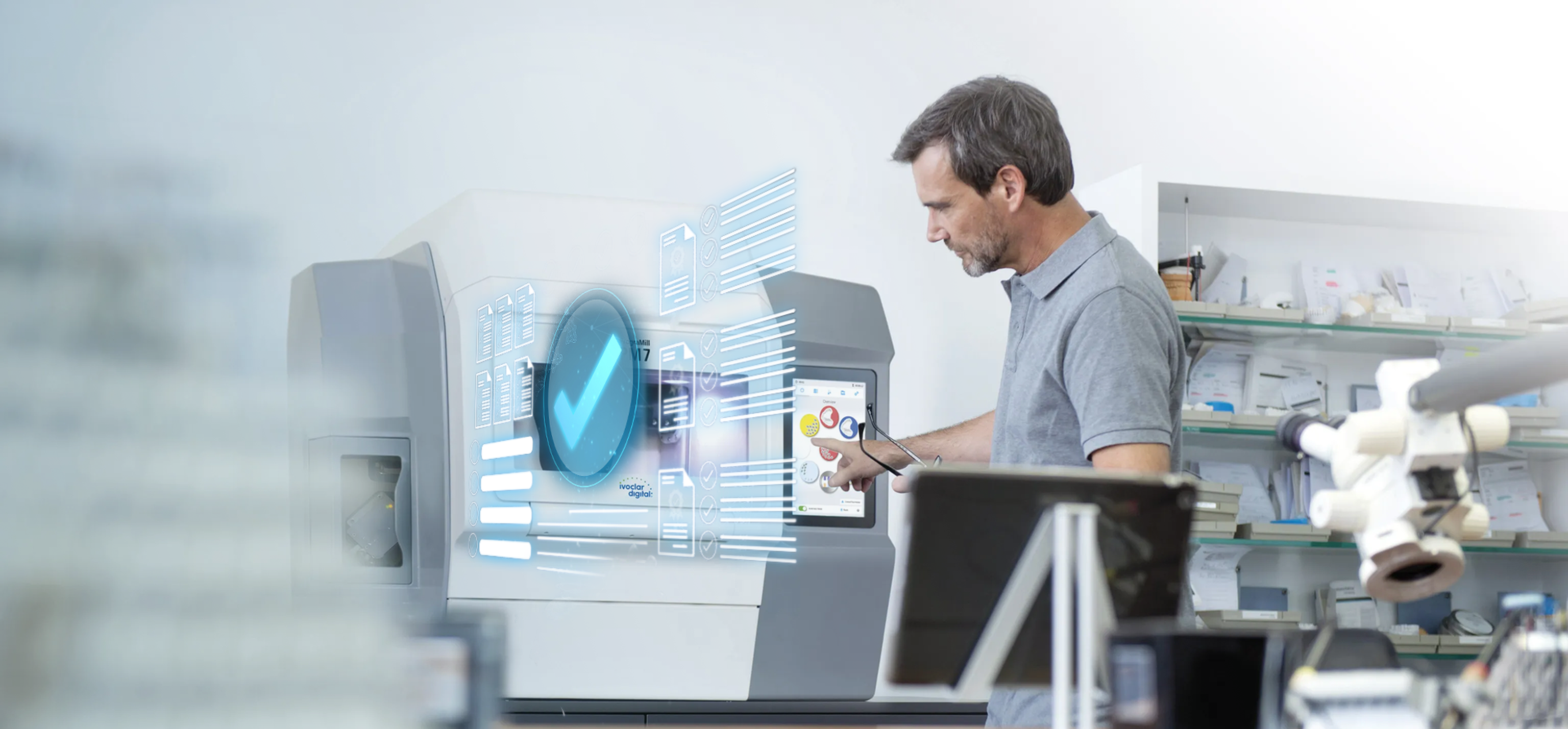 Ein Mann untersucht eine Maschine.