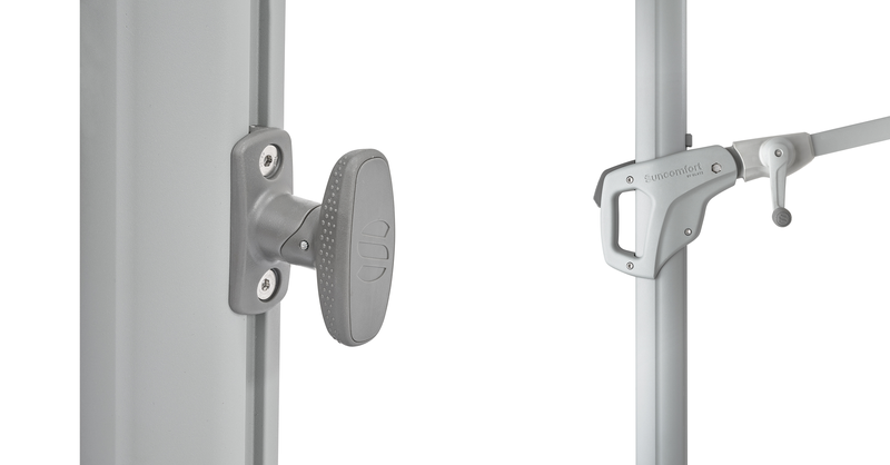 Die Stange des Sonnenschirms.