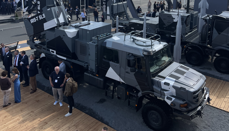 Ein Modell eines Militärfahrzeugs im Originalmaßstab.