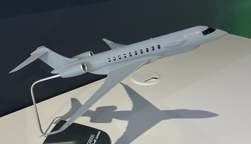Ein Messemodell welches im verkleinerten Maßstab ein Flugzeug darstellt.