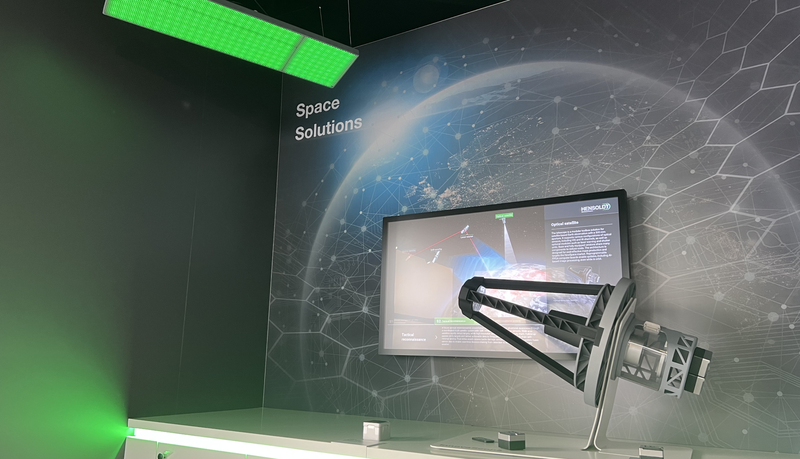 Zwei Ausstellungsmodelle zur Weltraumtechnik.