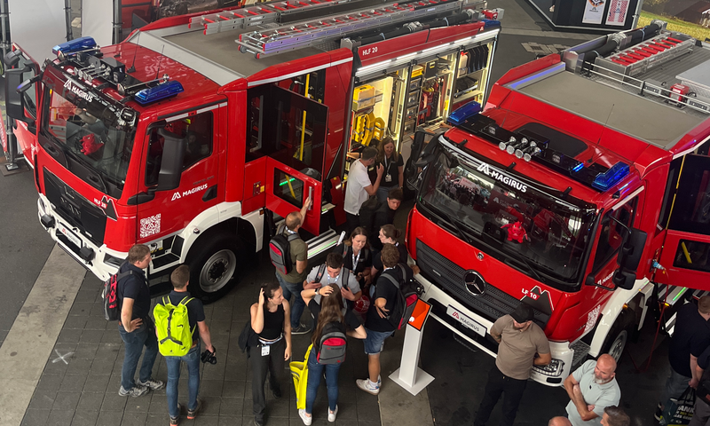 Feuerwerhfahrzeuge auf einer Messe.