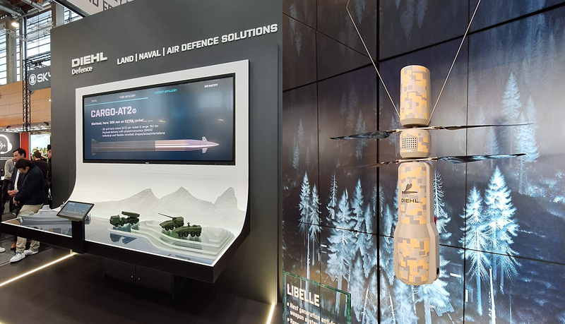 Zwei Bilder von zwei unterschiedlichen Messemodellen.