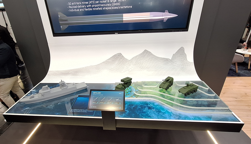 Die digitale Messhohlkele welche Meer und Landschaft darstellt, auf welcher verschiedenen Modellfahrzeuge platziert sind.