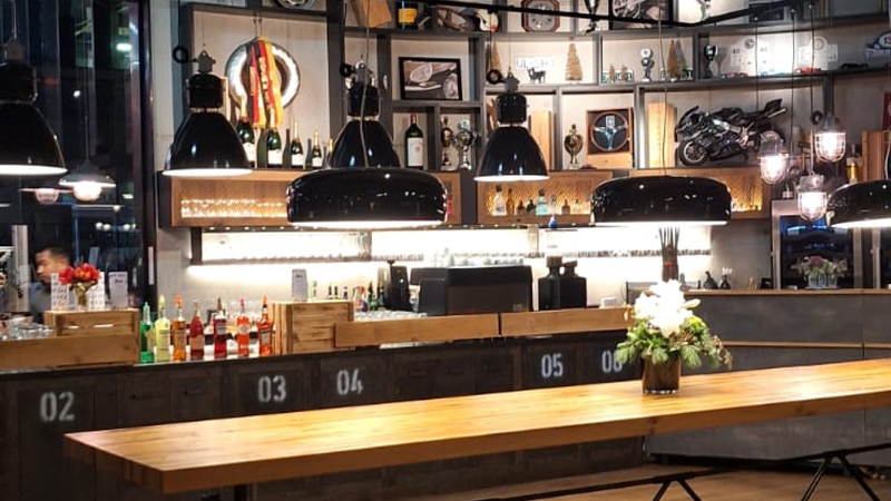 Die Bar gemütlich beleuchtet.