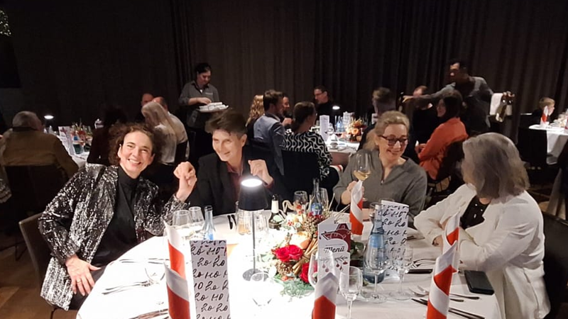 Fröhliche Menschen am Essenstisch.