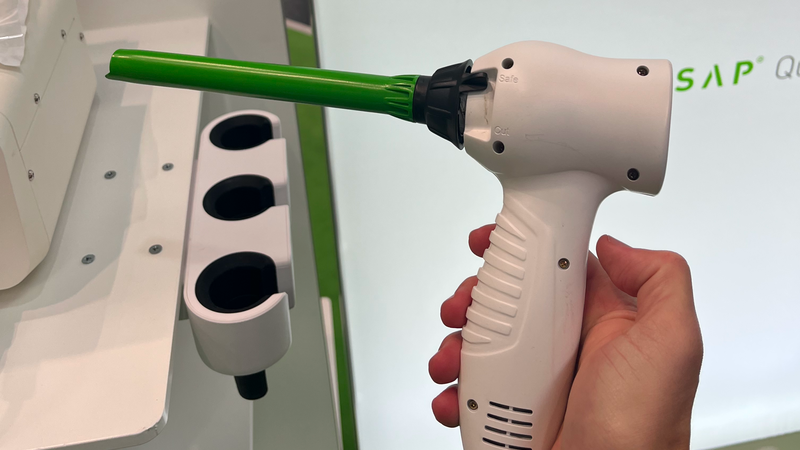 Das WISAP SafeCut Gerät in einer Hand.