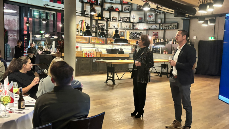 Die Geschäftsleitung hält eine Rede.