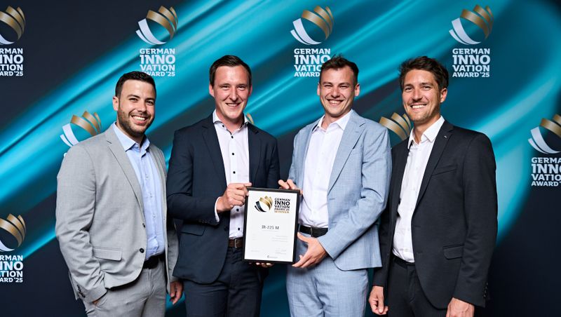 Four people are delighted to receive the German Innovation Award.