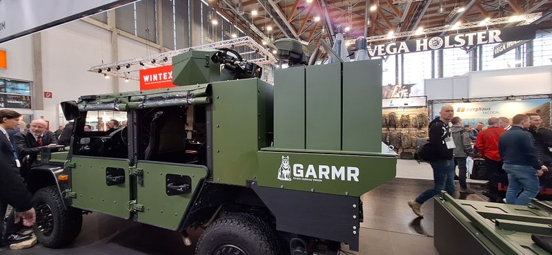 Ein militärisches Fahrzeug welches auf einer Messe ausgestellt ist.