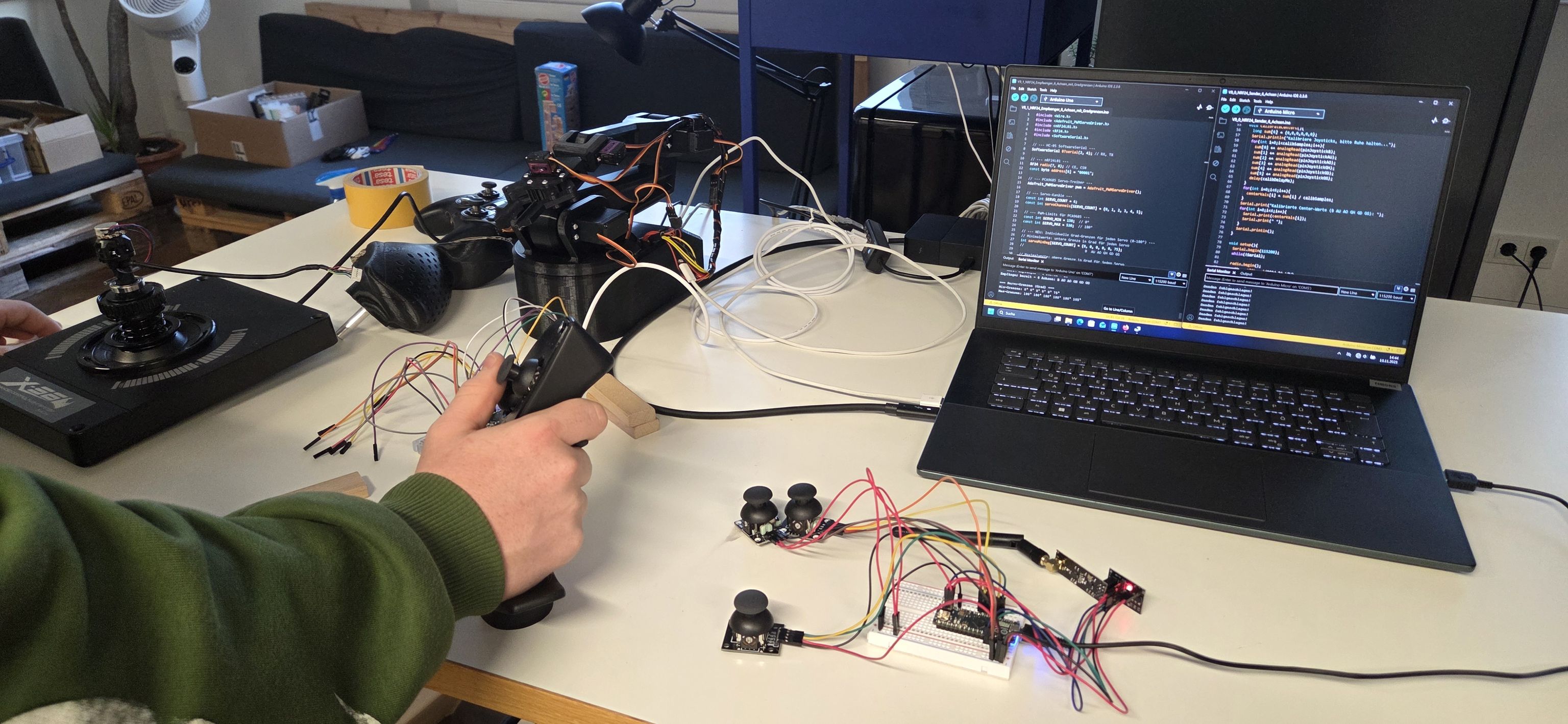 Ein Laptopn an welchem der Programmiercode zu sehen ist.